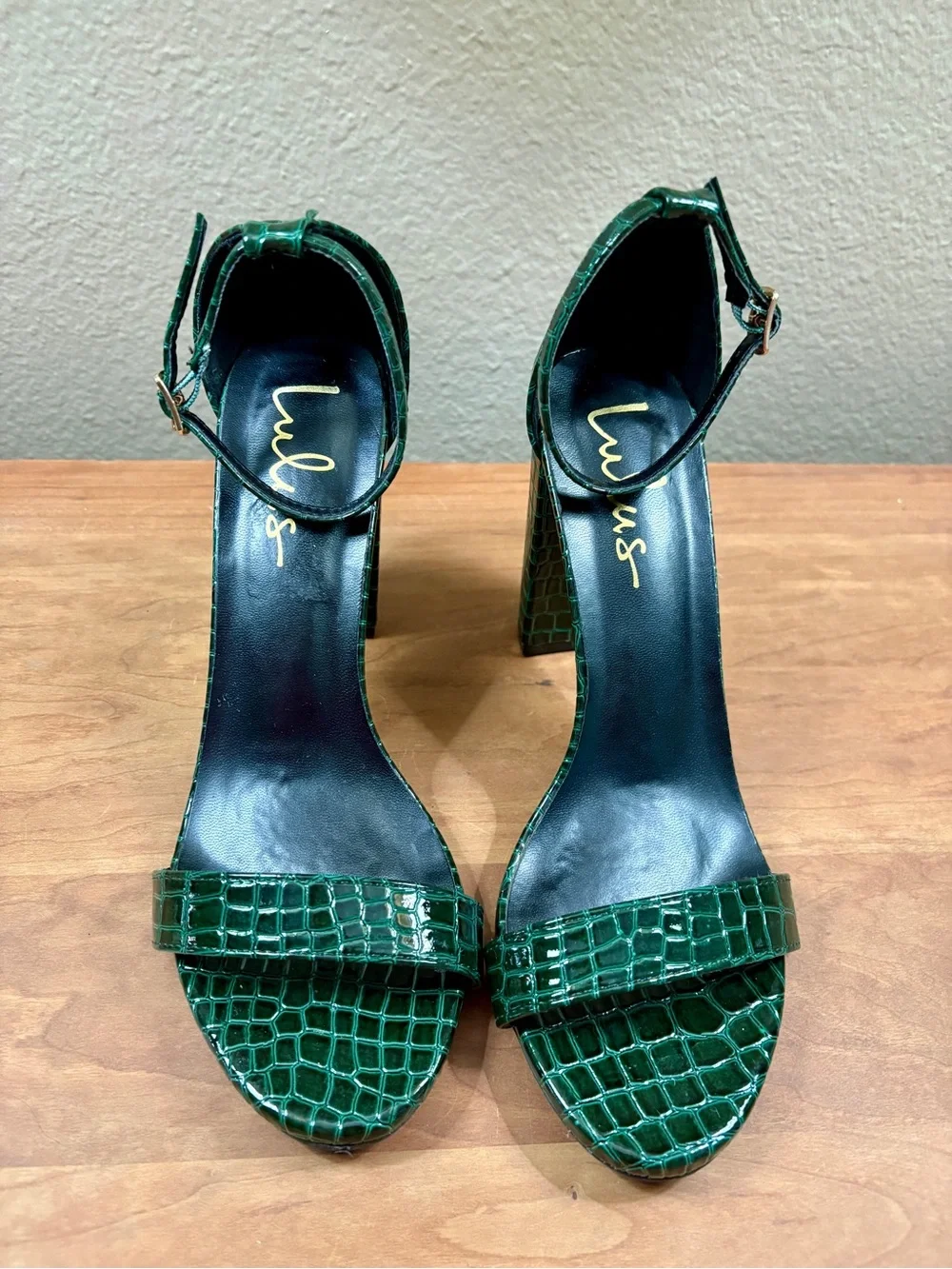 Lulus Taylor Evergreen Crocodile-Embossed Block Heel Sandals Ankle Strap size 8